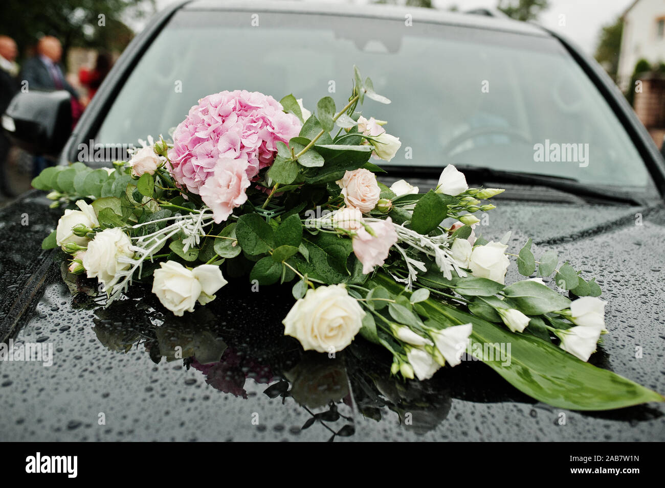 Paine Gillic bedriegen Slordig Elegance wedding limousine car with floral decoration Stock Photo - Alamy