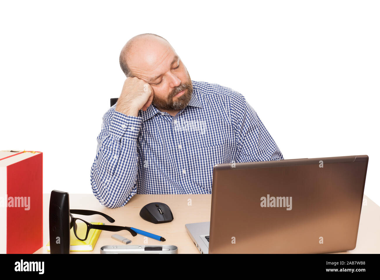 Ein bei der Arbeit schlafender Mann in seinem Buero vor weissem Hintergrund Stock Photo