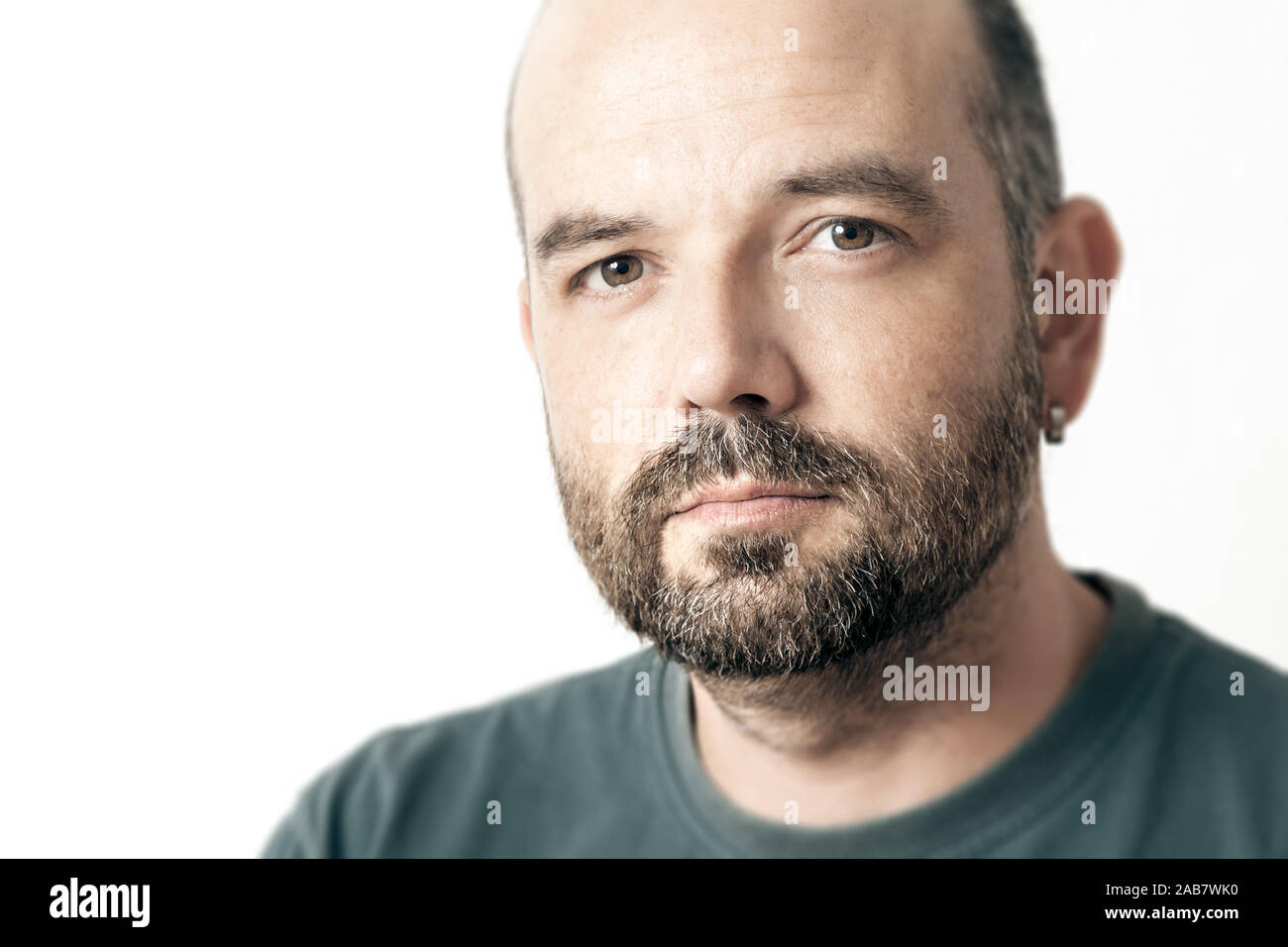 Ein Portrait eines sympathischen Mannes mit Bart vor weissem Hintergrund Stock Photo