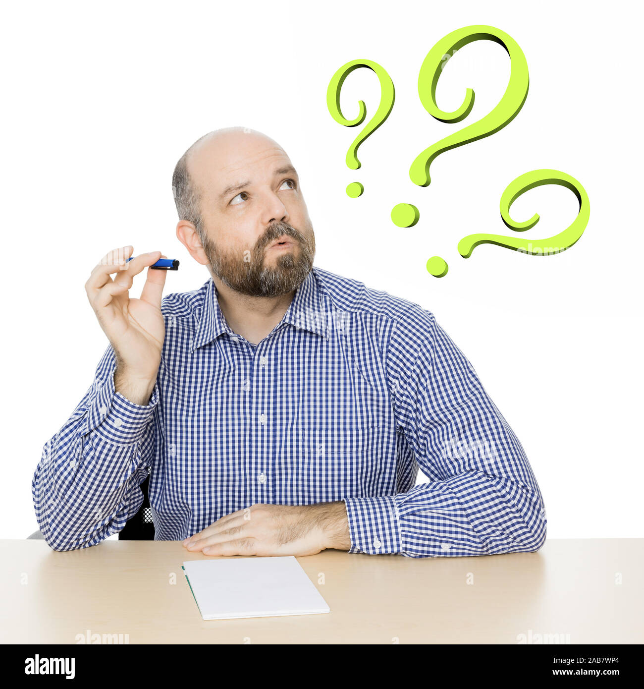 Ein nachdenklicher Mann im karierten Hemd und drei Fragezeichen Stock Photo
