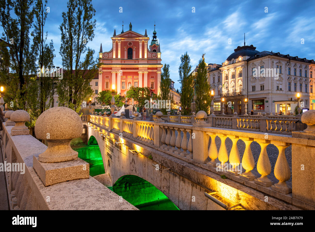 The pink Franciscan Church and the Triple Bridge (Tromostovje) at night, Ljubljana, Slovenia, Europe Stock Photo