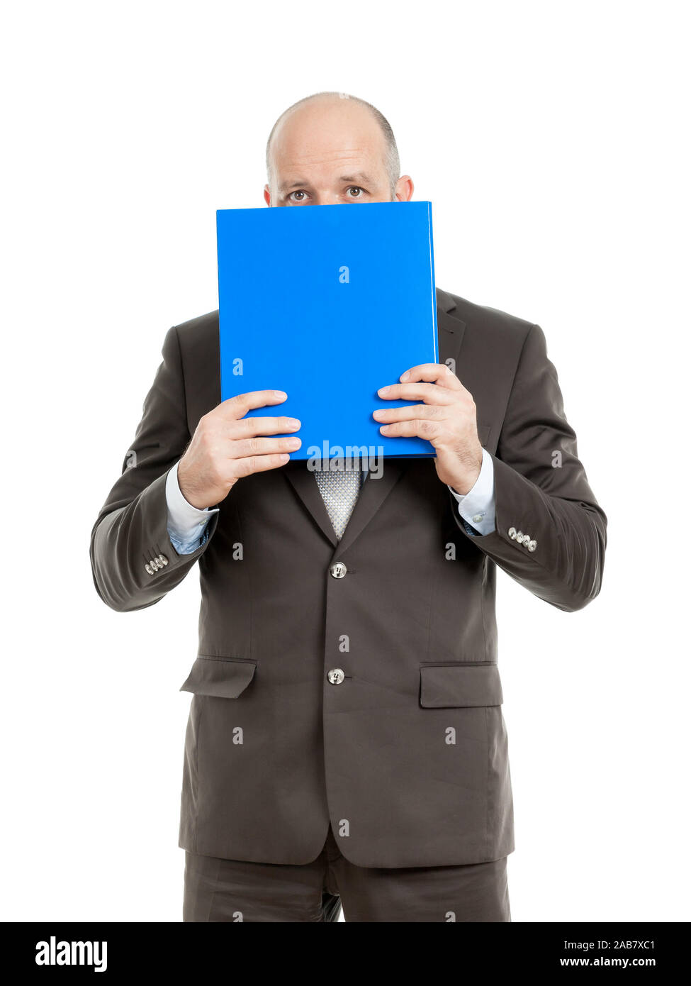 Ein tuechtiger Geschaeftsmann mit einem blauen Ordner im Anzug vor weissem Hintergrund Stock Photo
