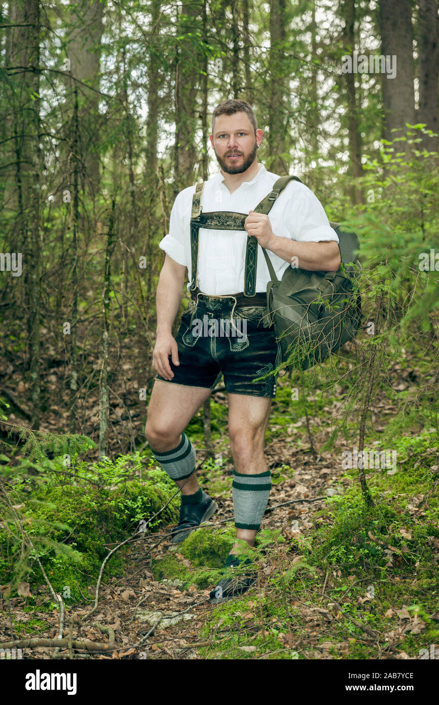 Ein junger netter Mann in bayerischer Tracht im Wald Stock Photo - Alamy