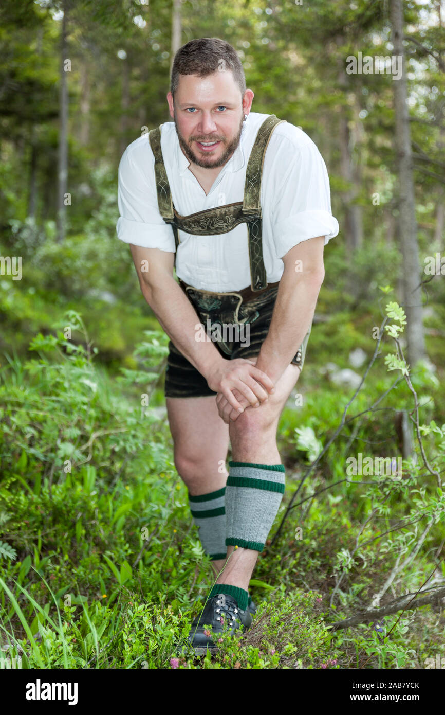 Ein junger netter Mann in bayerischer Tracht im Wald Stock Photo - Alamy