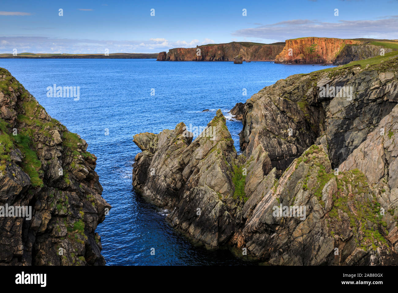 Ness of Hillswick, dramatic jagged cliffs, and red granite cliffs of The Heads of Grocken, Northmavine, Shetland Isles, Scotland, United Kingdom Stock Photo
