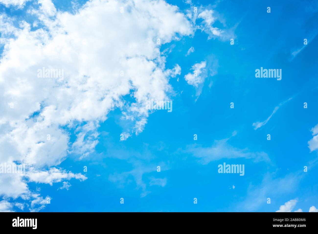 Ein blauer Himmel mit weissen Wolken Stock Photo