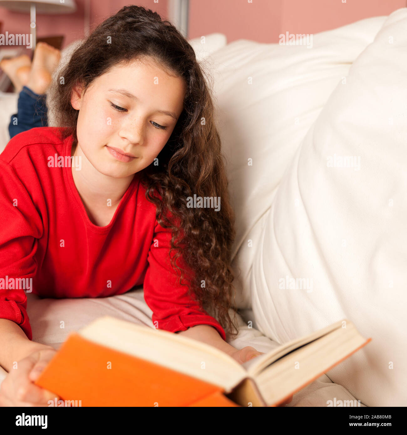 Ein junges huebsches Maedchen mit Buch Stock Photo
