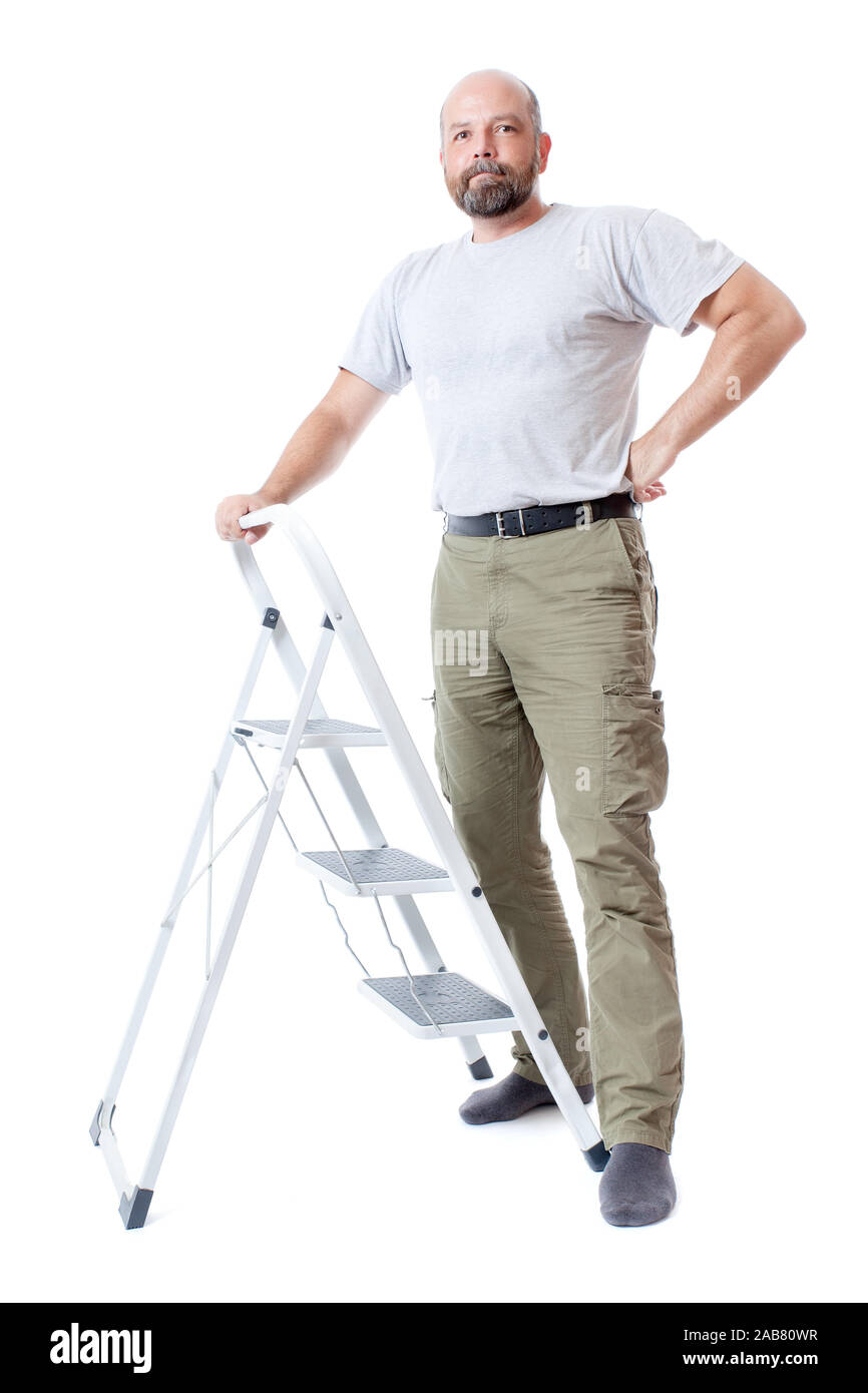 Ein junger Mann mit Leiter vor weissem Hintergrund Stock Photo