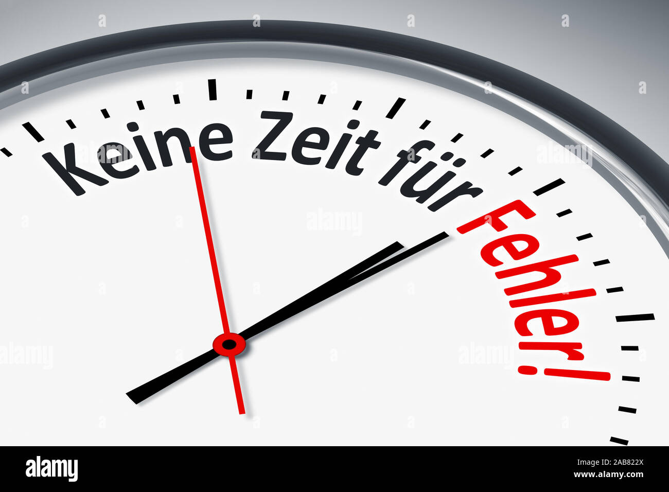 Ein simples Ziffernblatt mit der Aufschrift: 'Keine Zeit fuer Fehler!' Stock Photo