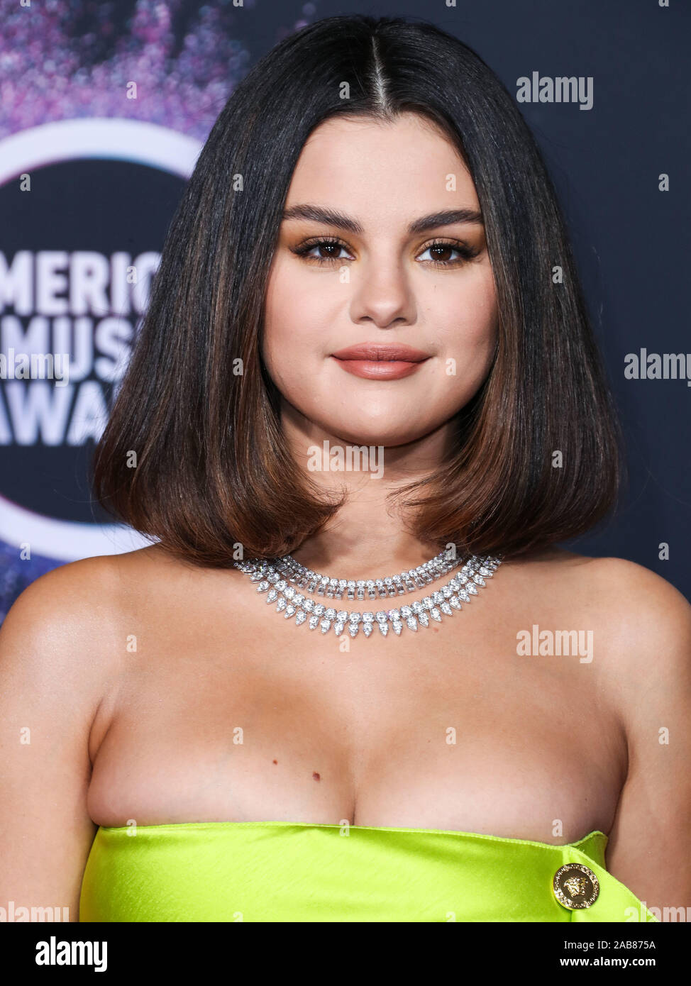 Los Angeles, United States. 24th Nov, 2019. LOS ANGELES, CALIFORNIA, USA - NOVEMBER 24: Singer Selena Gomez wearing a Versace dress and shoes with Roberto Coin jewelry arrives at the 2019 American Music Awards held at Microsoft Theatre L.A. Live on November 24, 2019 in Los Angeles, California, United States. (Photo by Xavier Collin/Image Press Agency) Credit: Image Press Agency/Alamy Live News Stock Photo