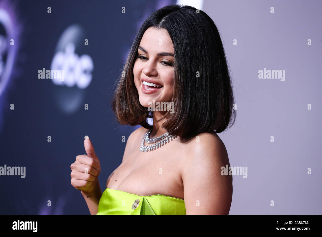 Los Angeles, United States. 24th Nov, 2019. LOS ANGELES, CALIFORNIA, USA - NOVEMBER 24: Singer Selena Gomez wearing a Versace dress and shoes with Roberto Coin jewelry arrives at the 2019 American Music Awards held at Microsoft Theatre L.A. Live on November 24, 2019 in Los Angeles, California, United States. (Photo by Xavier Collin/Image Press Agency) Credit: Image Press Agency/Alamy Live News Stock Photo