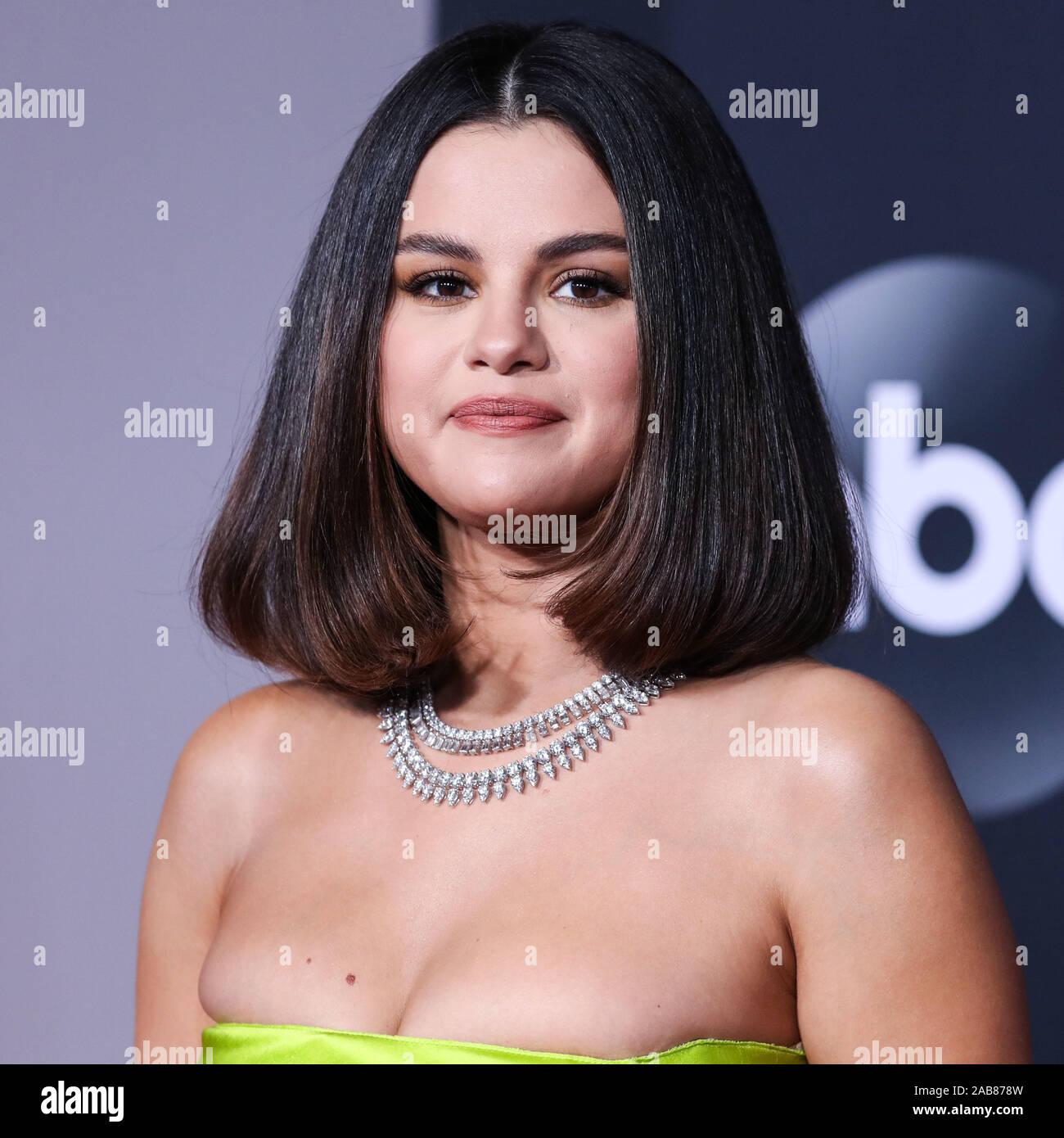 LOS ANGELES, CALIFORNIA, USA - NOVEMBER 24: Singer Selena Gomez wearing a Versace dress and shoes with Roberto Coin jewelry arrives at the 2019 American Music Awards held at Microsoft Theatre L.A. Live on November 24, 2019 in Los Angeles, California, United States. (Photo by Xavier Collin/Image Press Agency) Stock Photo