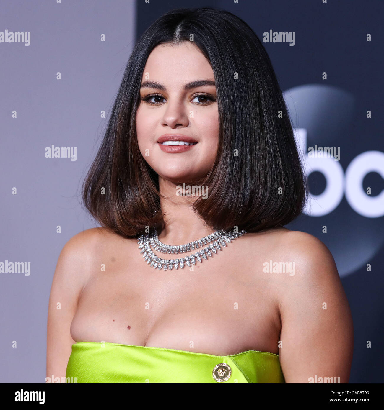 LOS ANGELES, CALIFORNIA, USA - NOVEMBER 24: Singer Selena Gomez wearing a Versace dress and shoes with Roberto Coin jewelry arrives at the 2019 American Music Awards held at Microsoft Theatre L.A. Live on November 24, 2019 in Los Angeles, California, United States. (Photo by Xavier Collin/Image Press Agency) Stock Photo