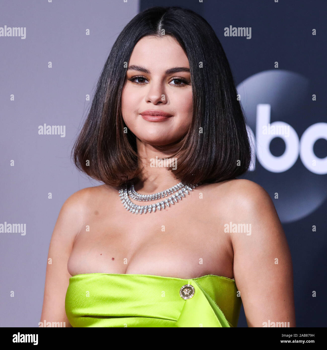 LOS ANGELES, CALIFORNIA, USA - NOVEMBER 24: Singer Selena Gomez wearing a Versace dress and shoes with Roberto Coin jewelry arrives at the 2019 American Music Awards held at Microsoft Theatre L.A. Live on November 24, 2019 in Los Angeles, California, United States. (Photo by Xavier Collin/Image Press Agency) Stock Photo