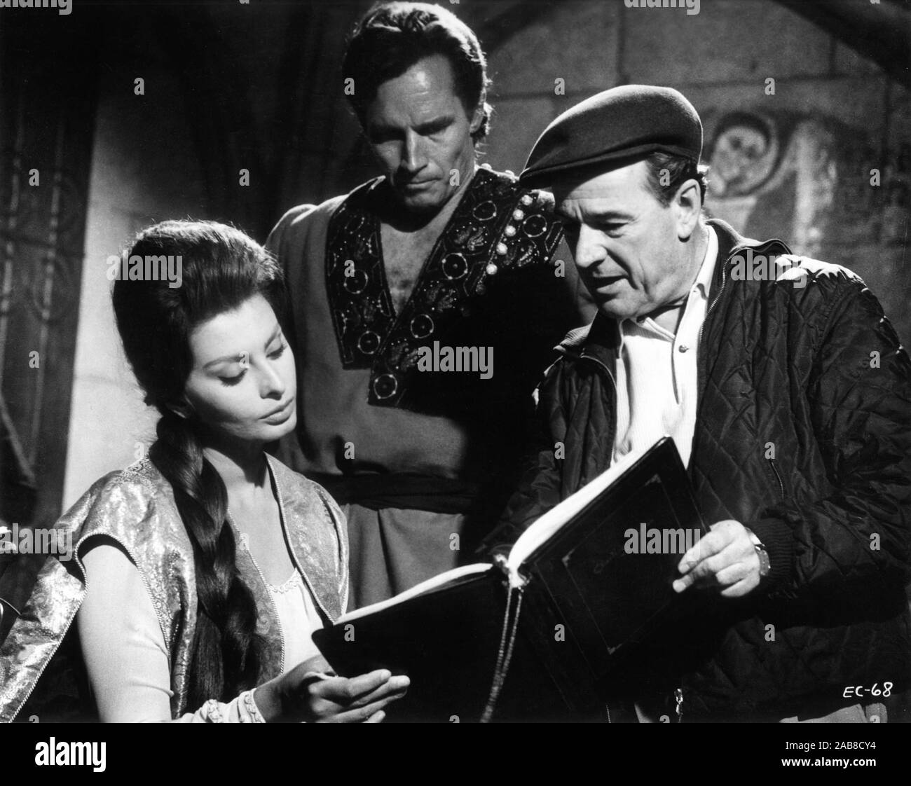 SOPHIA LOREN CHARLTON HESTON and Director ANTHONY MANN on set candid during filming of EL CID 1961 music Miklos Rozsa Italy / USA co-production Samuel Bronston Productions / Dear Film Produzione Stock Photo