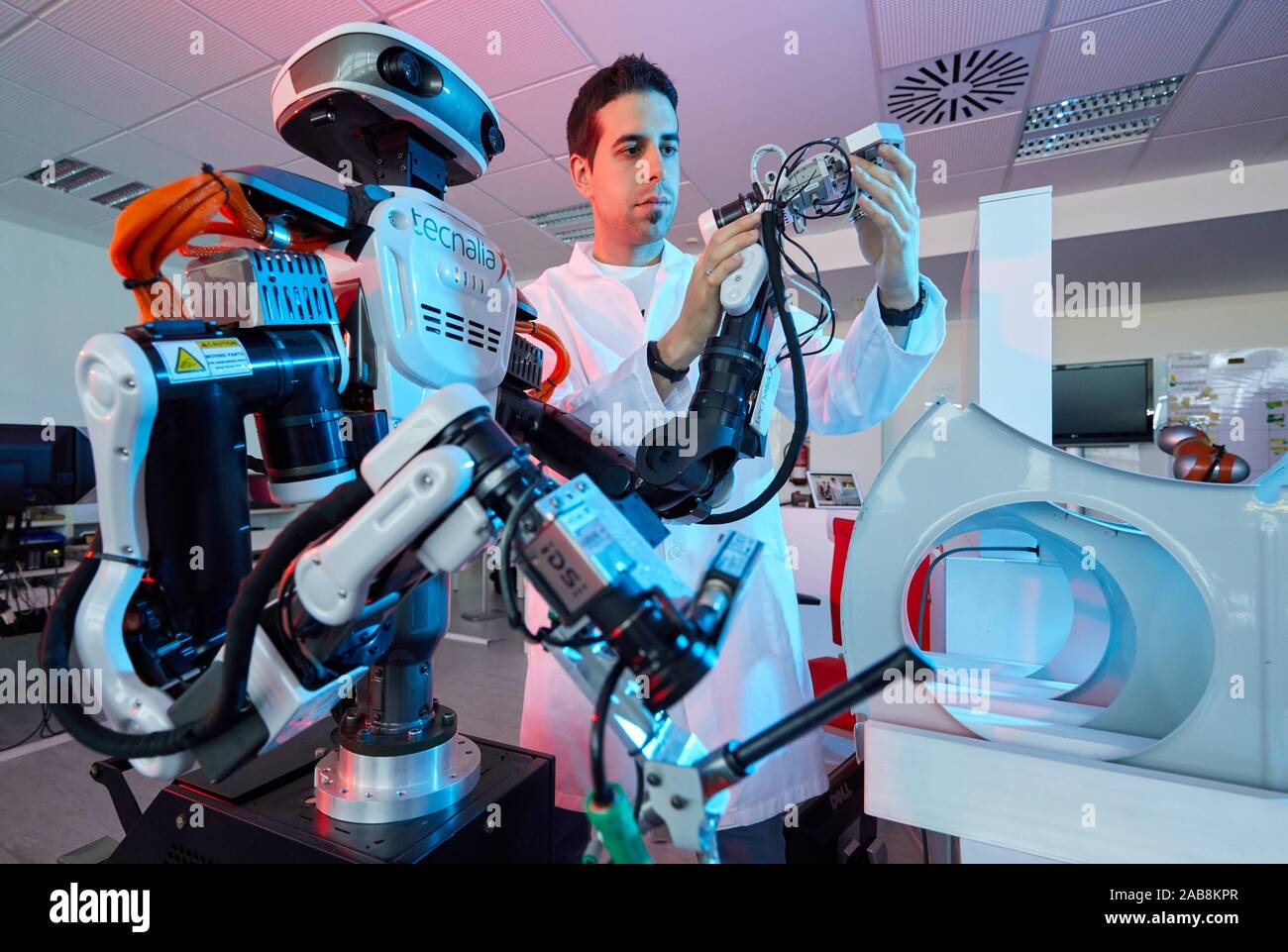 Robot Autonomy for Flexible Manufacturing, Collaborative robotic, Advanced manufacturing Unit, Technology Centre, Tecnalia Research & Innovation, Stock Photo