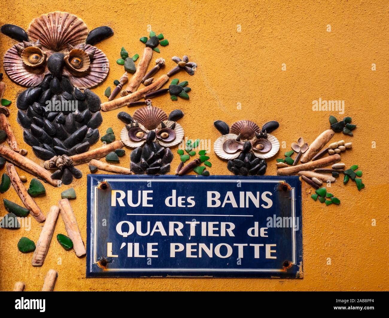 France, Pays de Loire, Vendée, Les Sable d´Olonne:house decorated with sea shells, at''Quartier de lIe Penotte''. Stock Photo