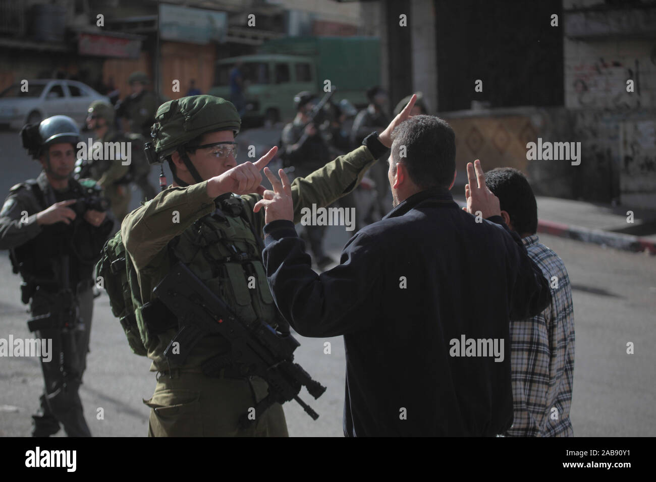 (191126) -- HEBRON, Nov. 26, 2019 (Xinhua) -- Israeli troops argue with a Palestinian during a protest against the latest remarks by U.S. Secretary of State Mike Pompeo on the legality of Israeli settlements in the West Bank, in Hebron, Nov. 26, 2019. (Photo by Mamoun Wazwaz/Xinhua) Stock Photo