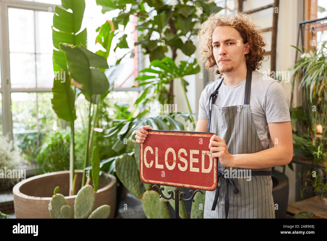 Closed flower opening hi res stock photography and images Alamy