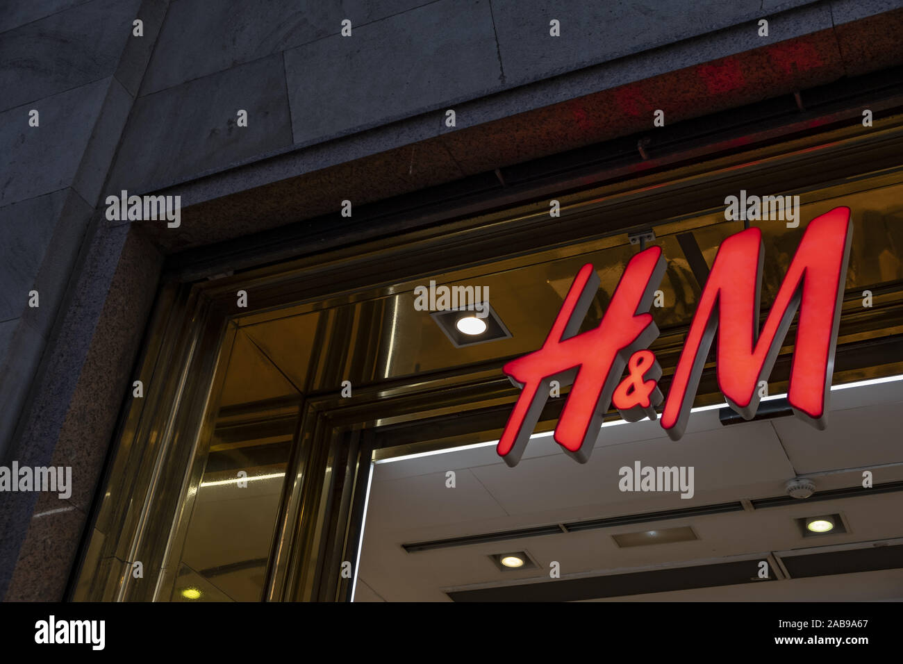 Barcelona, Catalonia, Spain. 25th Nov, 2019. The H&M logo, the Swedish  chain of clothing and accessories stores, seen at the Passeig de GrÃ cia  store.A boulevard of just over a kilometre, the