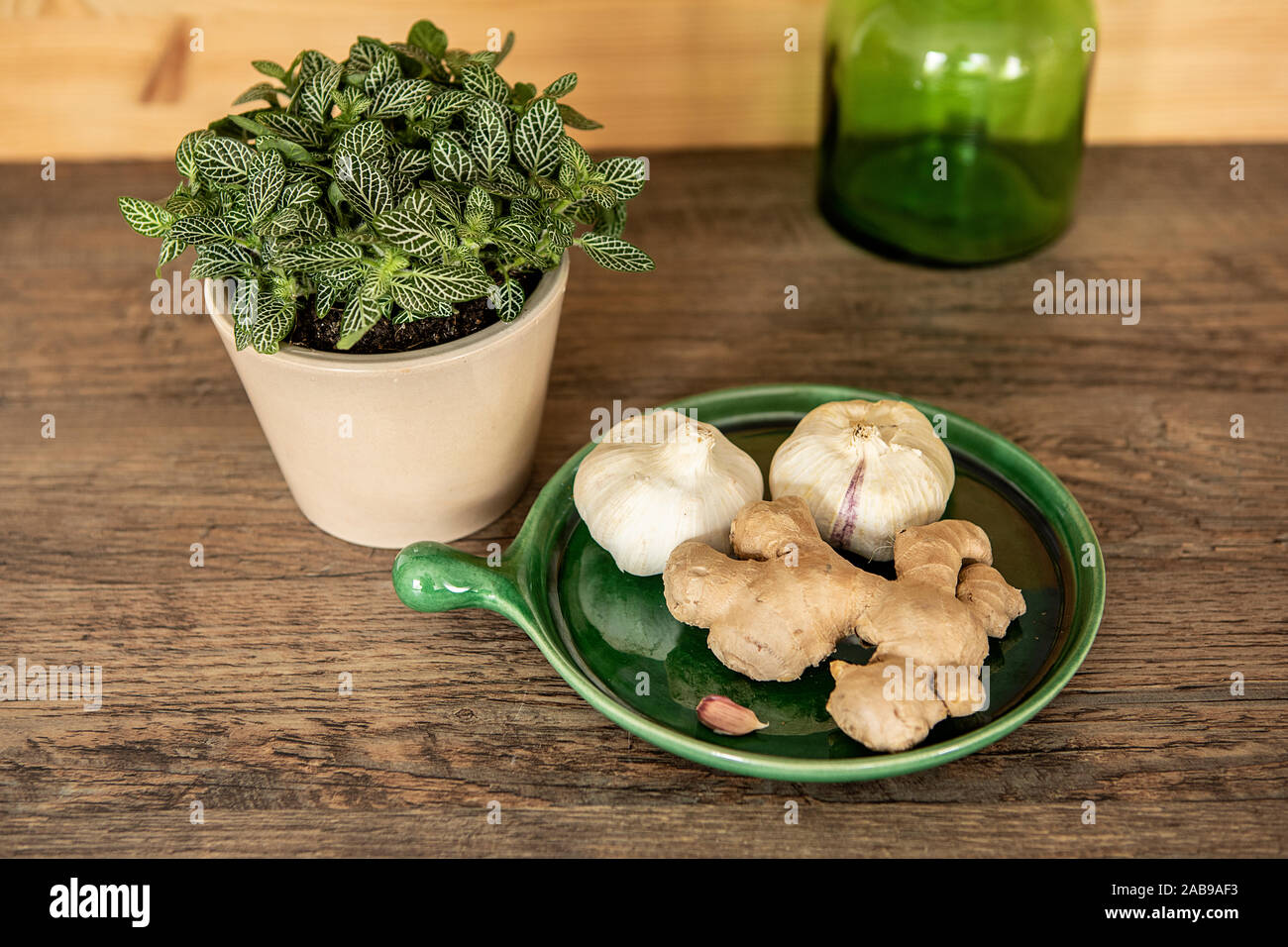 Fresh and healthy garlic and ginger on the kitchen counter, concept for natural medicine. Treatment of flu by a natural method. Healthy way to strengt Stock Photo