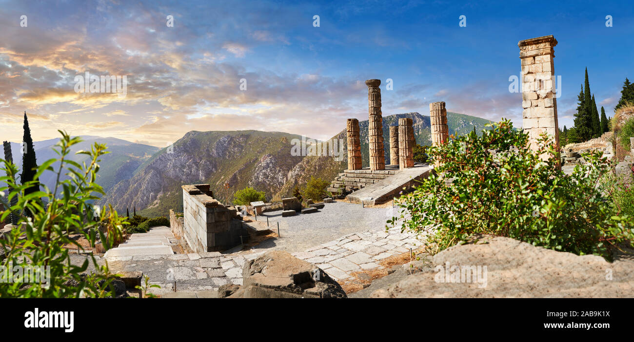 Doric Coloums Of Delphi Temple Of Apollo And Ruins Of Delphi Doric Coloums Of Delphi Temple Of Apollo And Ruins Of Delphi