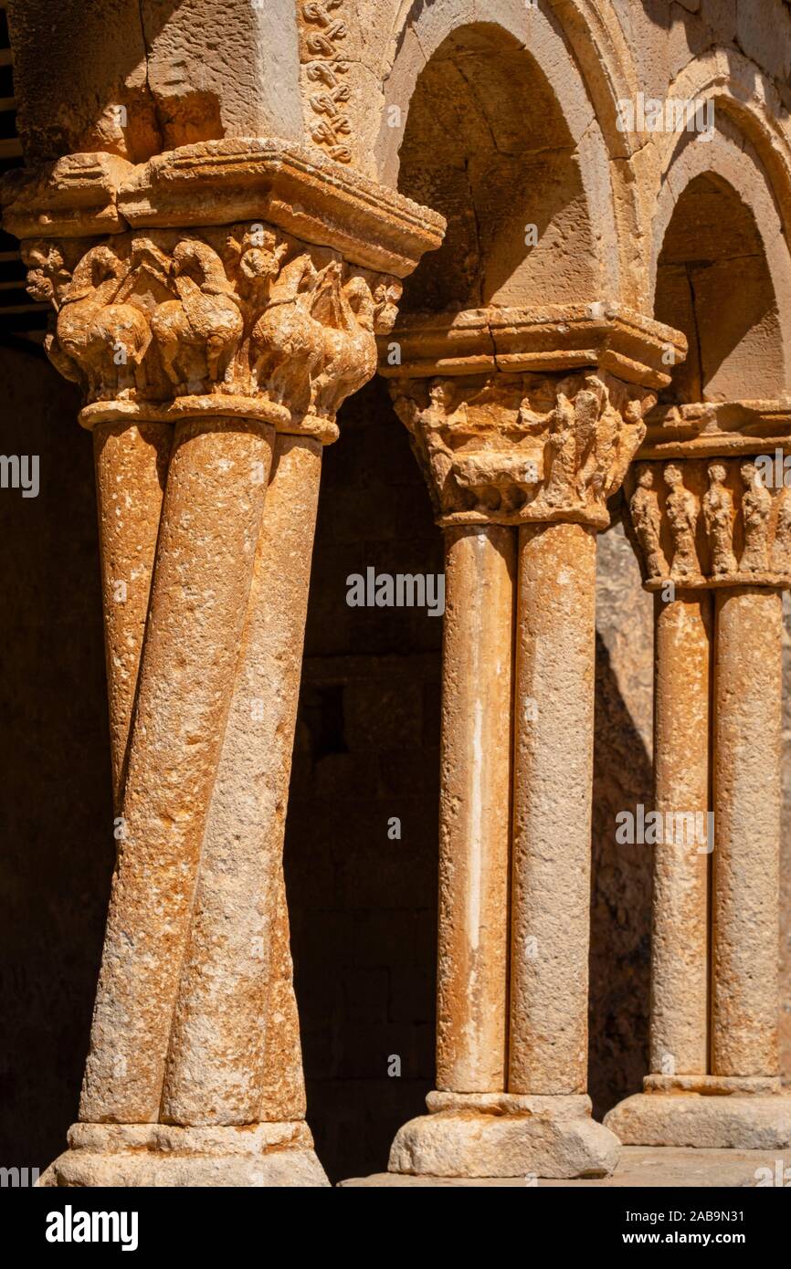 Columna de fustes torsionados (column of twisted shafts), Porticoed gallery, Iglesia de San Pedro Apóstol, Romanesque, 12th Century -declarada Stock Photo