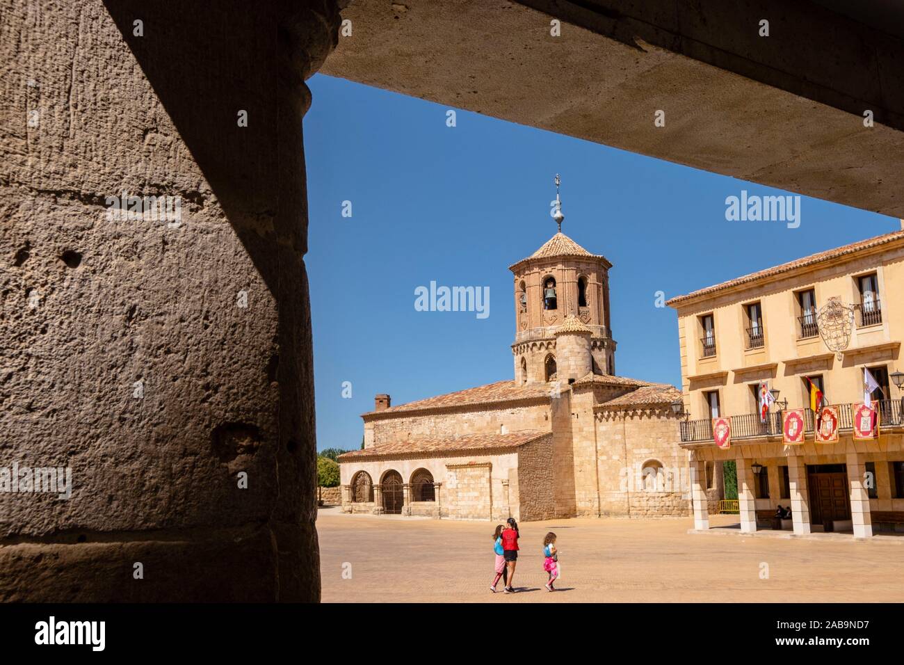 Iglesia de San Miguel y ayuntamiento, Almazán, Soria, comunidad autónoma de Castilla y León, Spain, Europe. Stock Photo