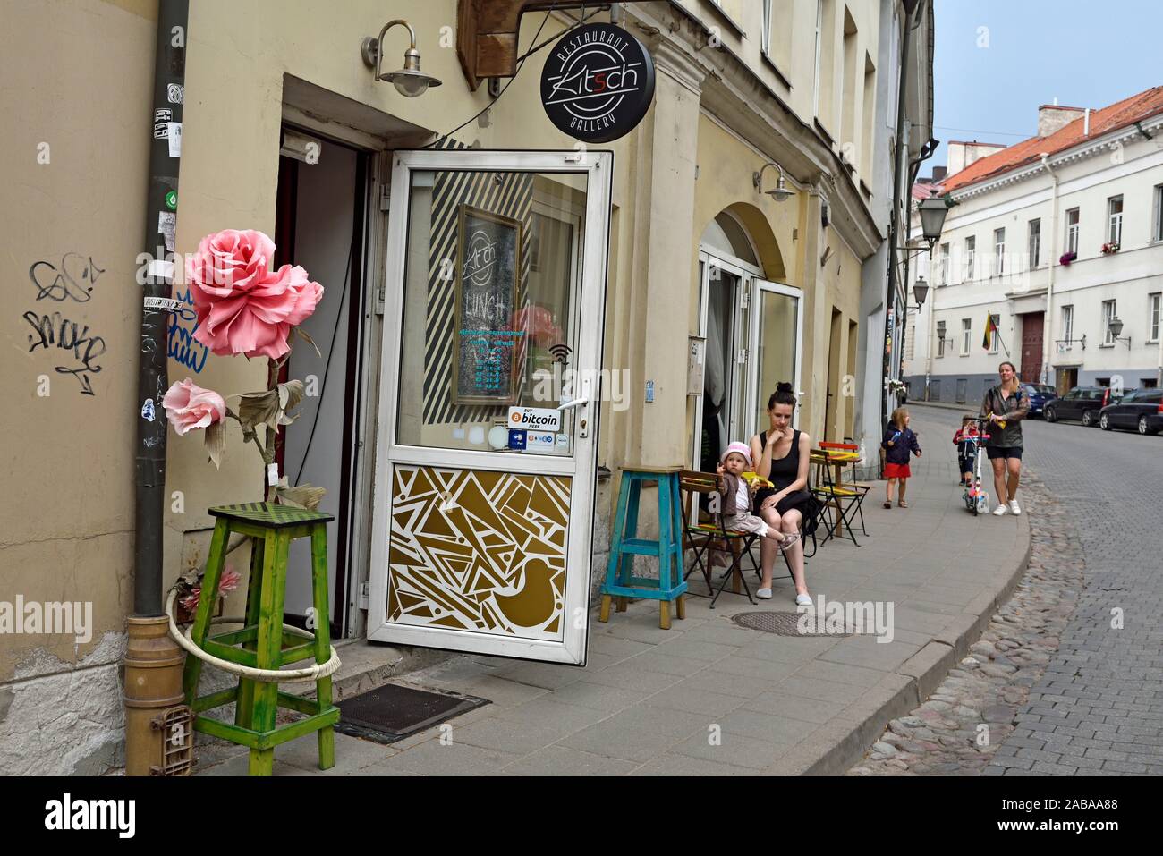 entree et terrasse du Kitsch Restaurant Gallery, 4 rue Uzupio , quartier d'Uzupis,Vilnius, Lituanie, Europe/terrace and entrance of Kitsch Restaurant Stock Photo