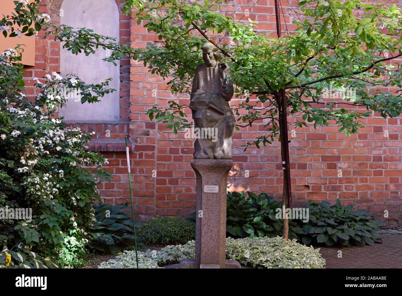 '''''Chroniqueur'' (1973) sculpture de Vaclovas Krutinis, représentant un homme assis avec un livre ouvert sur ses genoux, a la memoire de Stock Photo