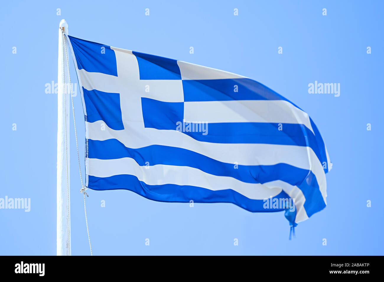 Eine griechische Flagge unter blauem Himmel Stock Photo