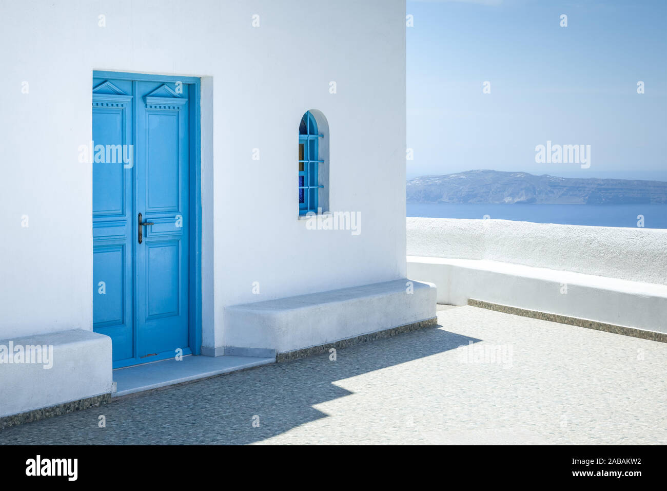 Ein Haus mit blauer Tuer auf der Insel Santorini in Griechenland Stock Photo