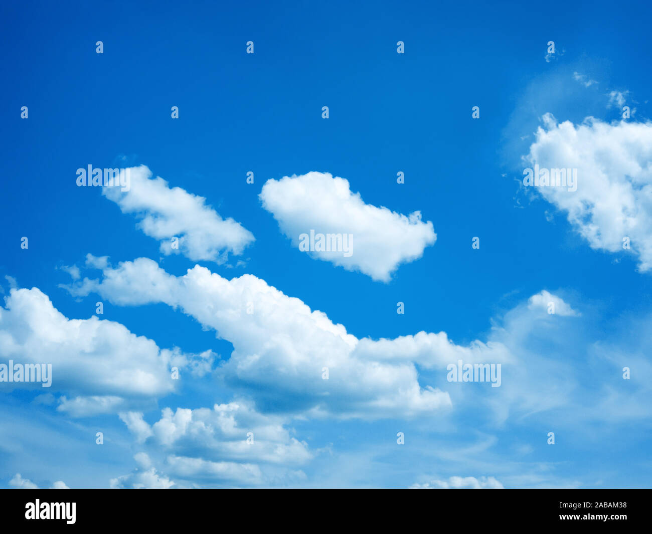Ein schöner blauer Himmel mit weissen Wolken Stock Photo