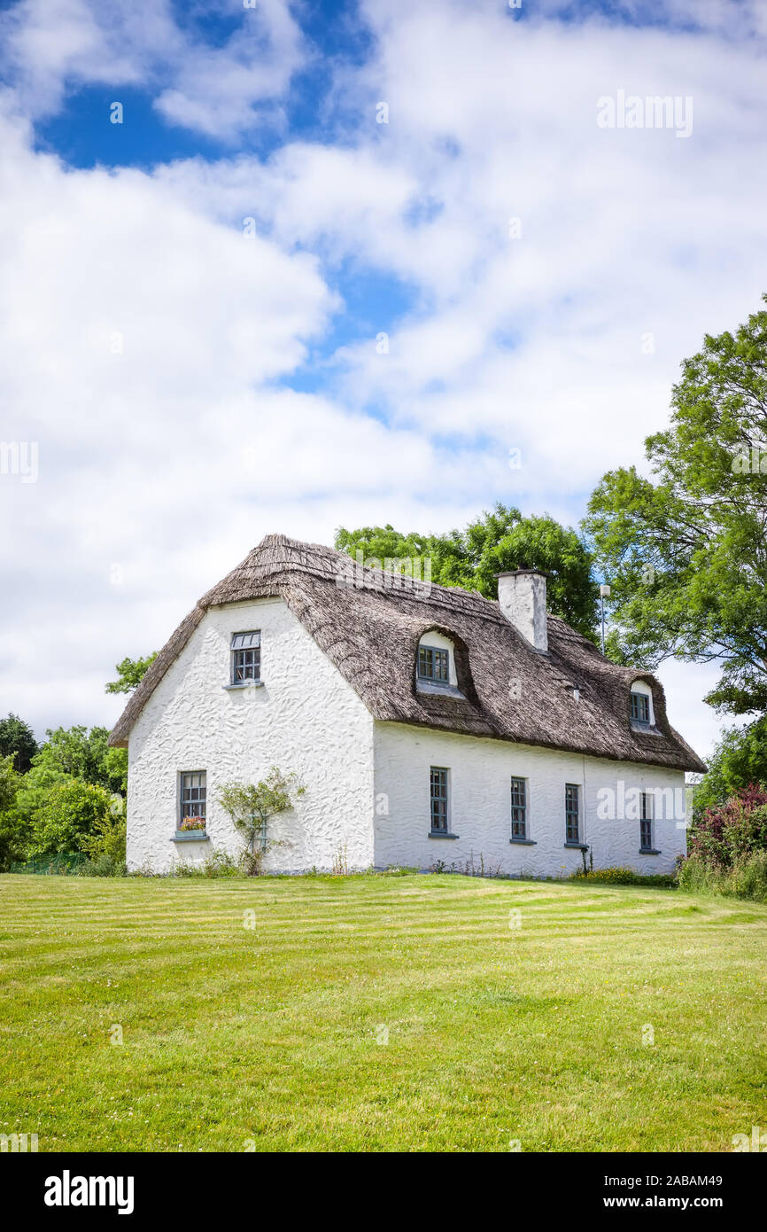 Eine Aufnahme von strohbedeckten Haeusern in Irland, Europa Stock Photo