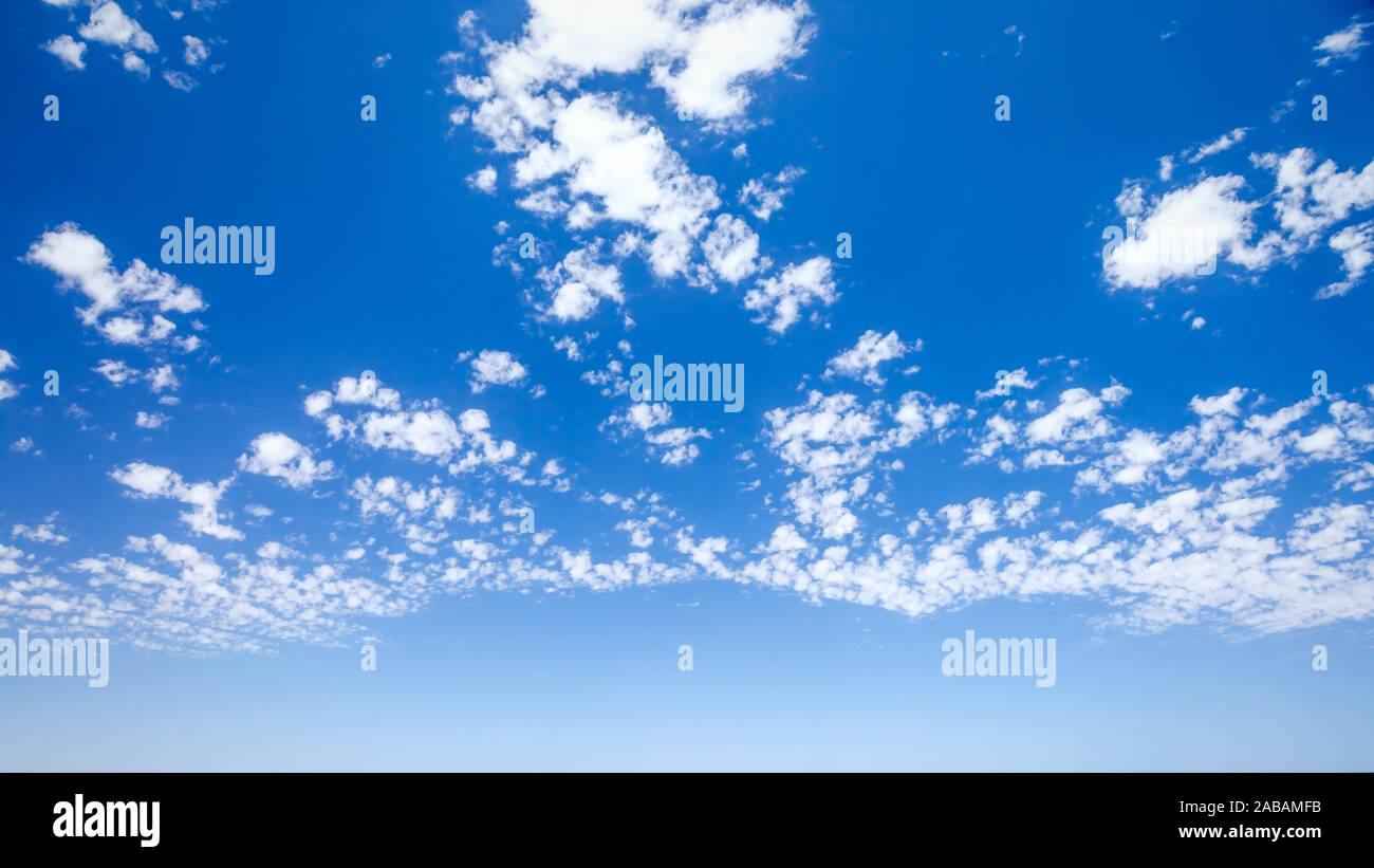 Ein schoener blauer Himmel mit weissen Wolken Stock Photo