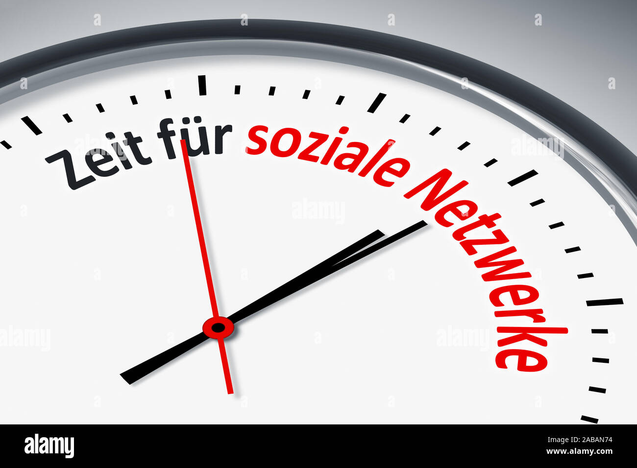 Ein simples Ziffernblatt mit der Aufschrift: 'Zeit fuer soziale Netzwerke' Stock Photo