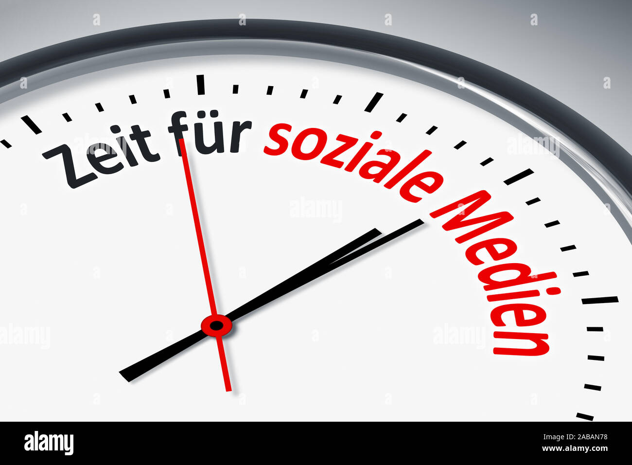 Ein simples Ziffernblatt mit der Aufschrift: 'Zeit fuer soziale Medien' Stock Photo