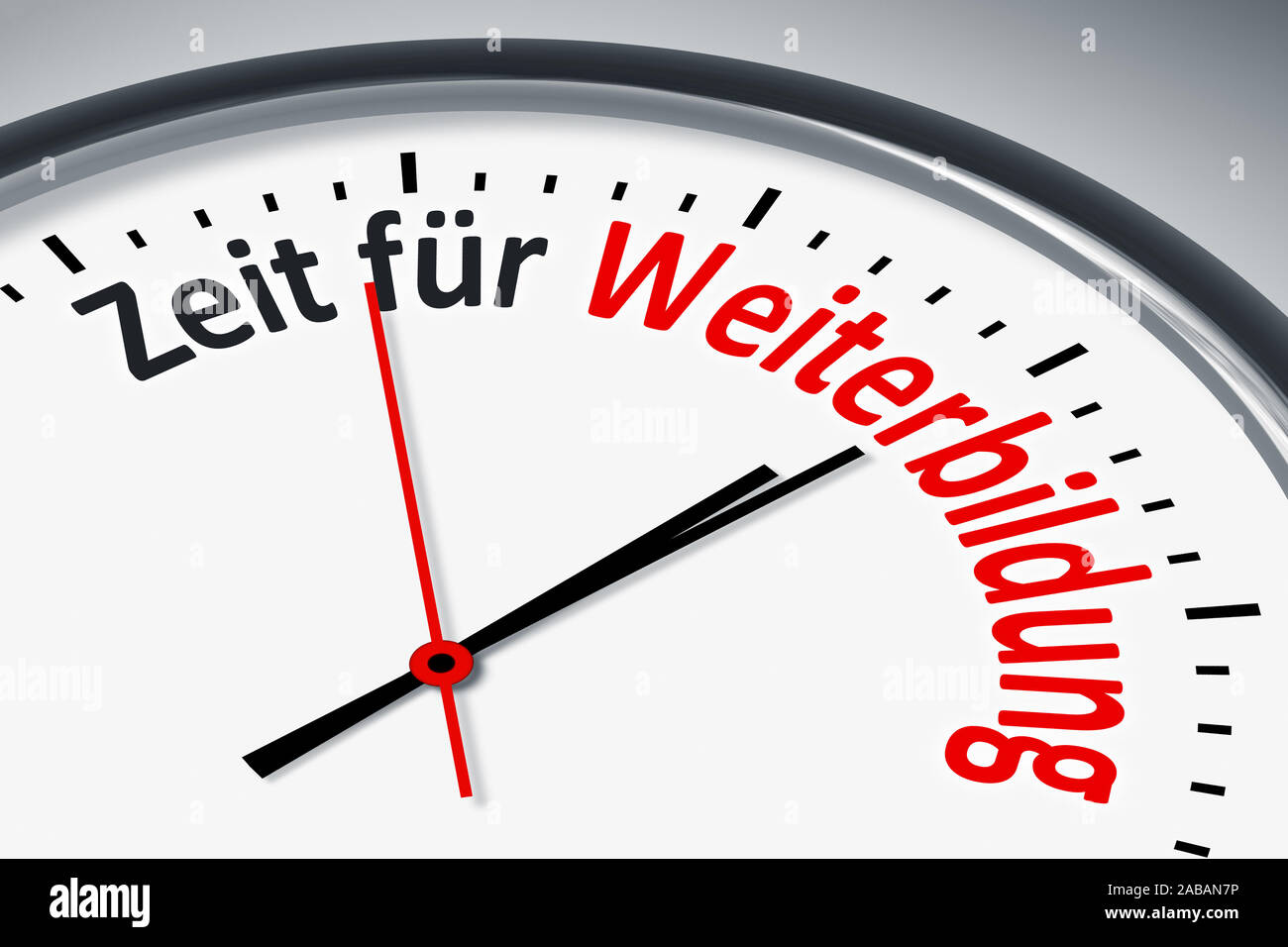 Ein simples Ziffernblatt mit der Aufschrift: 'Zeit fuer Weiterbildung' Stock Photo