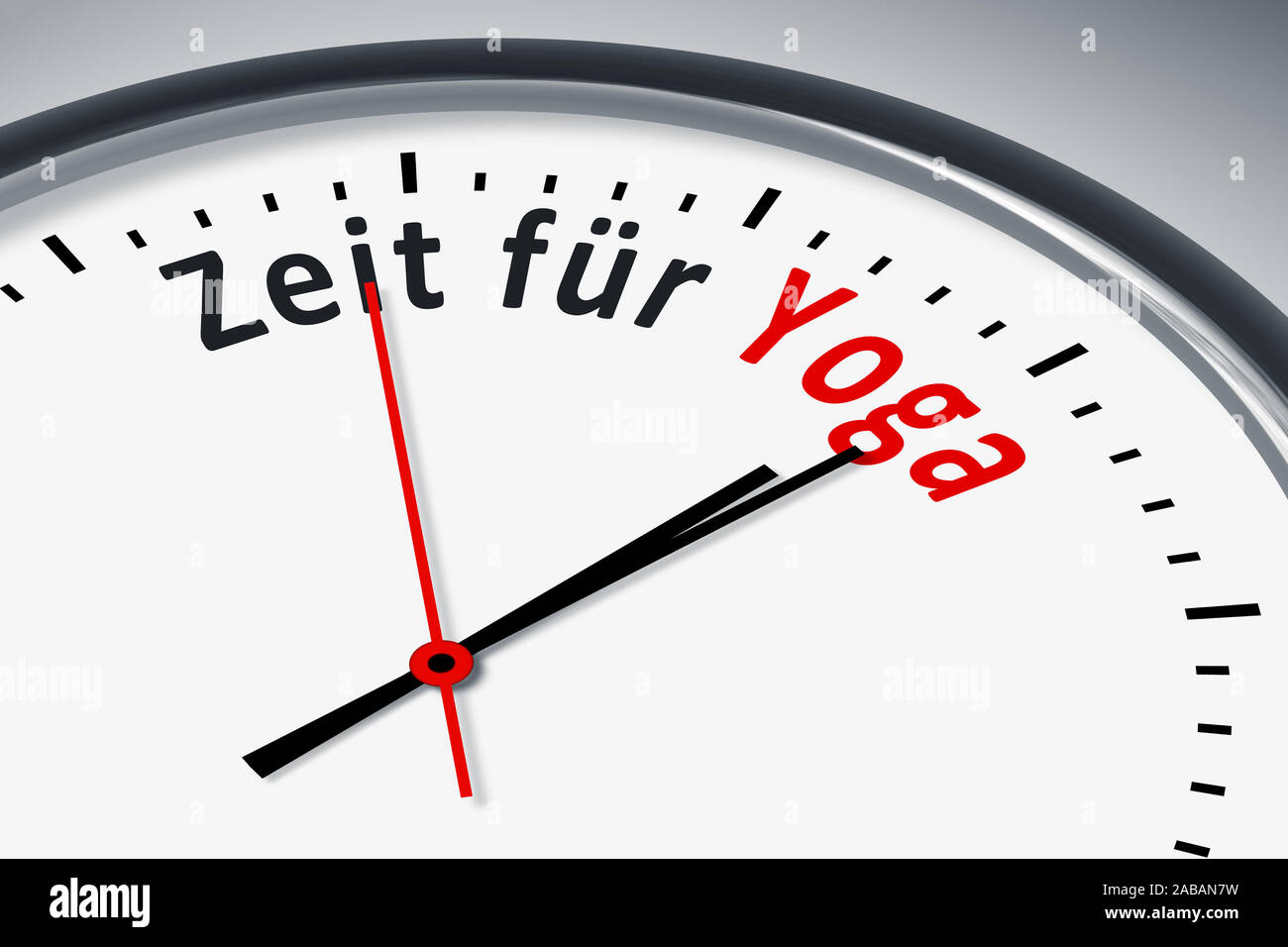 Ein simples Ziffernblatt mit der Aufschrift: 'Zeit fuer Yoga' Stock Photo
