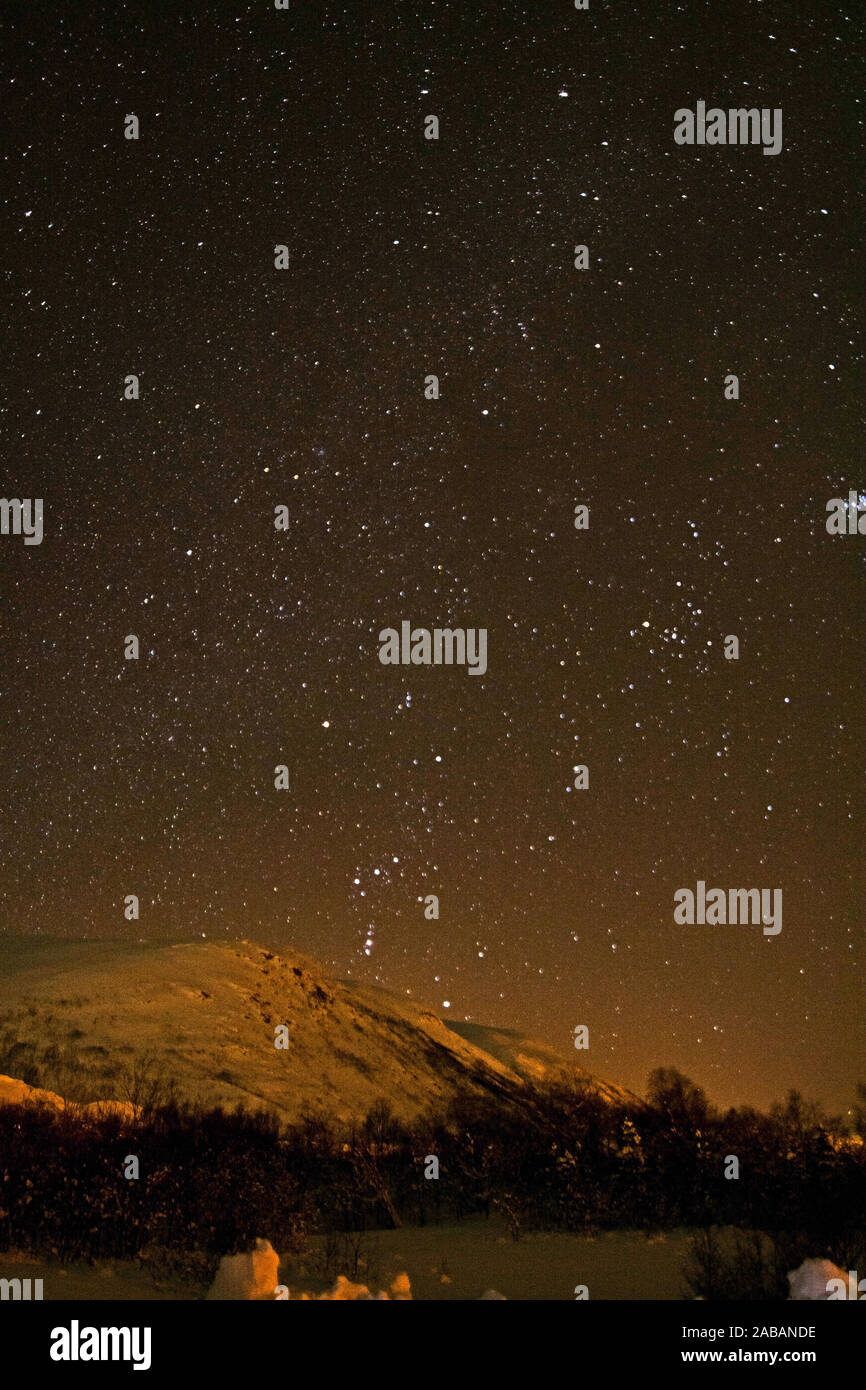 Nachthimmel mit Sternen in Norwegen im Winter. Stock Photo