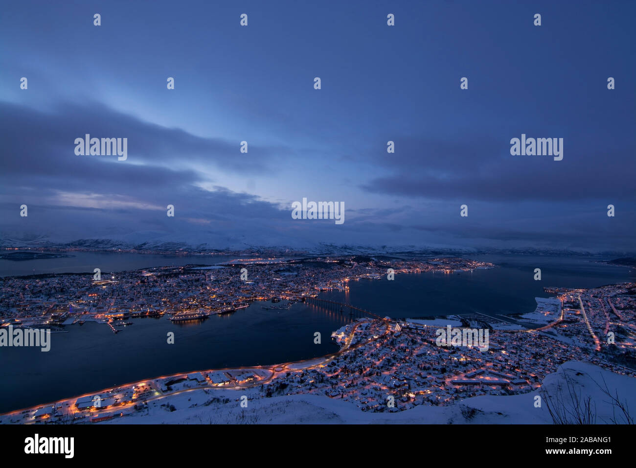 Skandinavien, Norwegen, Blaue Stunde aufgenommen über Tromsö, Norwegen, im Februar. Stock Photo