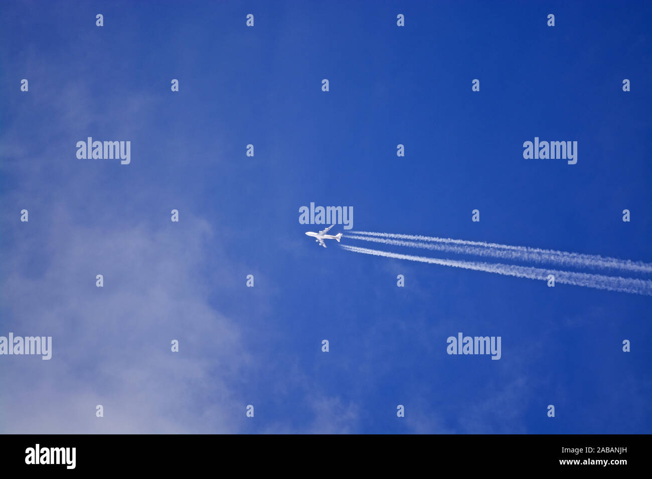 Passagierflugzeug mit Kondensstreifen am Himmel Stock Photo
