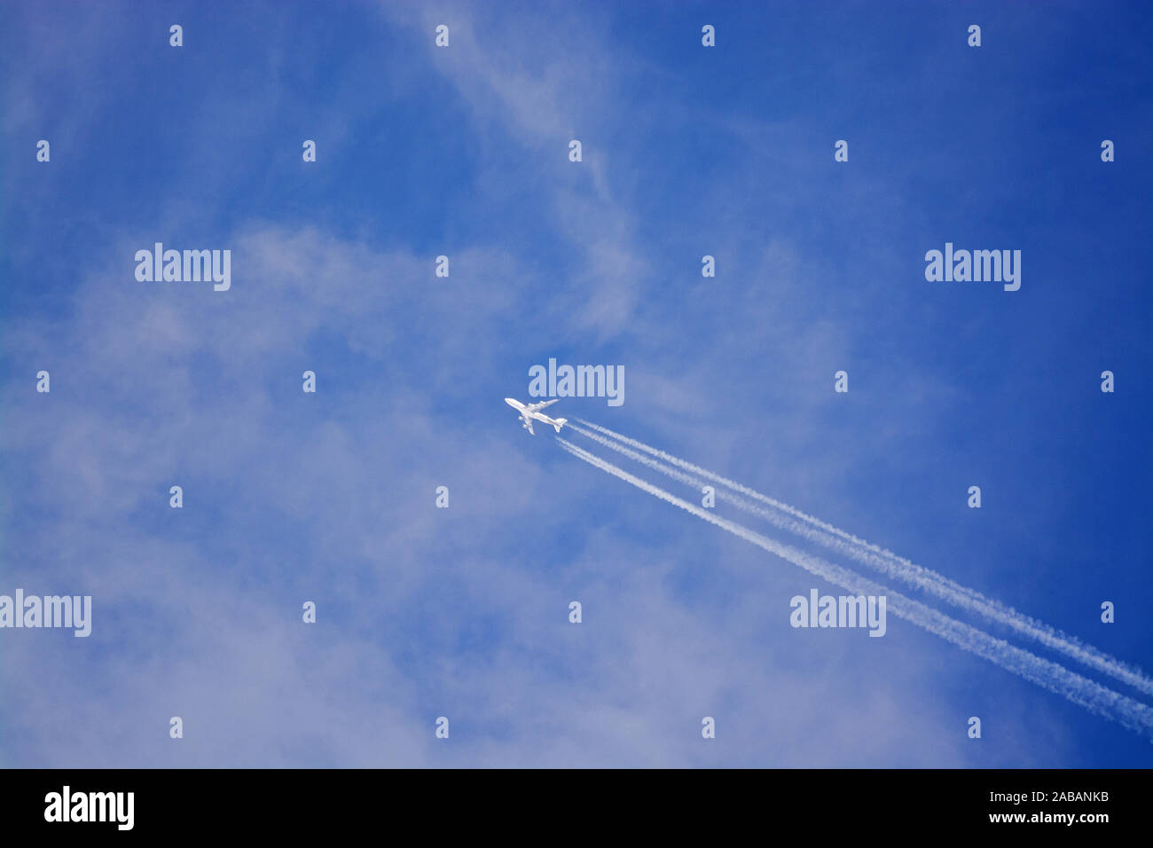Passagierflugzeug mit Kondensstreifen am Himmel Stock Photo