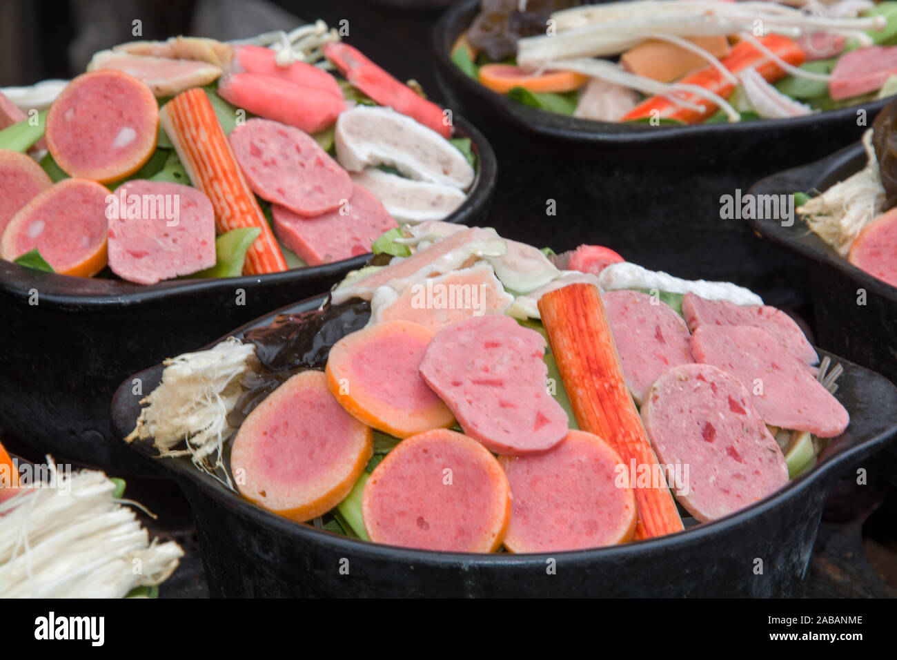 Marktstand mit Fleisch und Gemuese in Shanghai Stock Photo