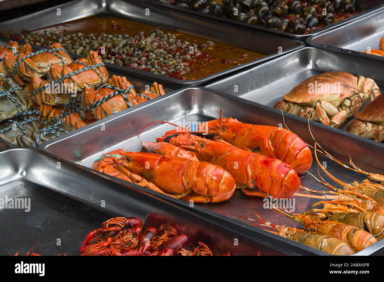 Marktstand mit Hummer und Krabben in Shanghai, Asien, China Stock Photo