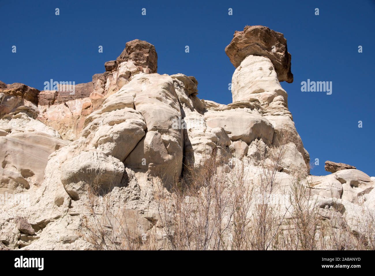 Wahweap Hoodoos (Weisse Geister) in Utah, USA, ist eine Gruppe von Spitzen und balancierenden Felsen aus weissem Sandstein. Stock Photo