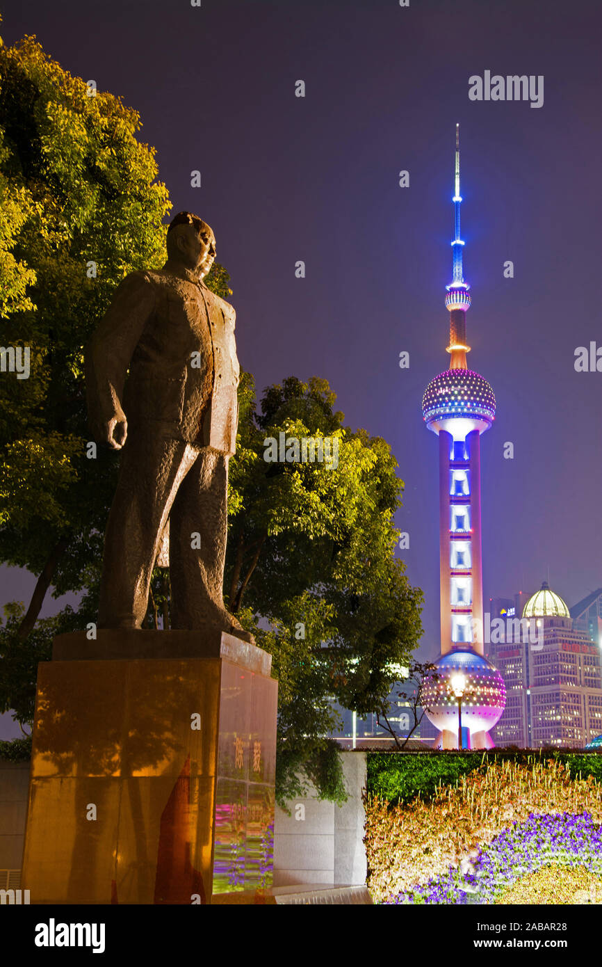 The Bund mit Denkmal, Shanghai bei Nacht, China Stock Photo