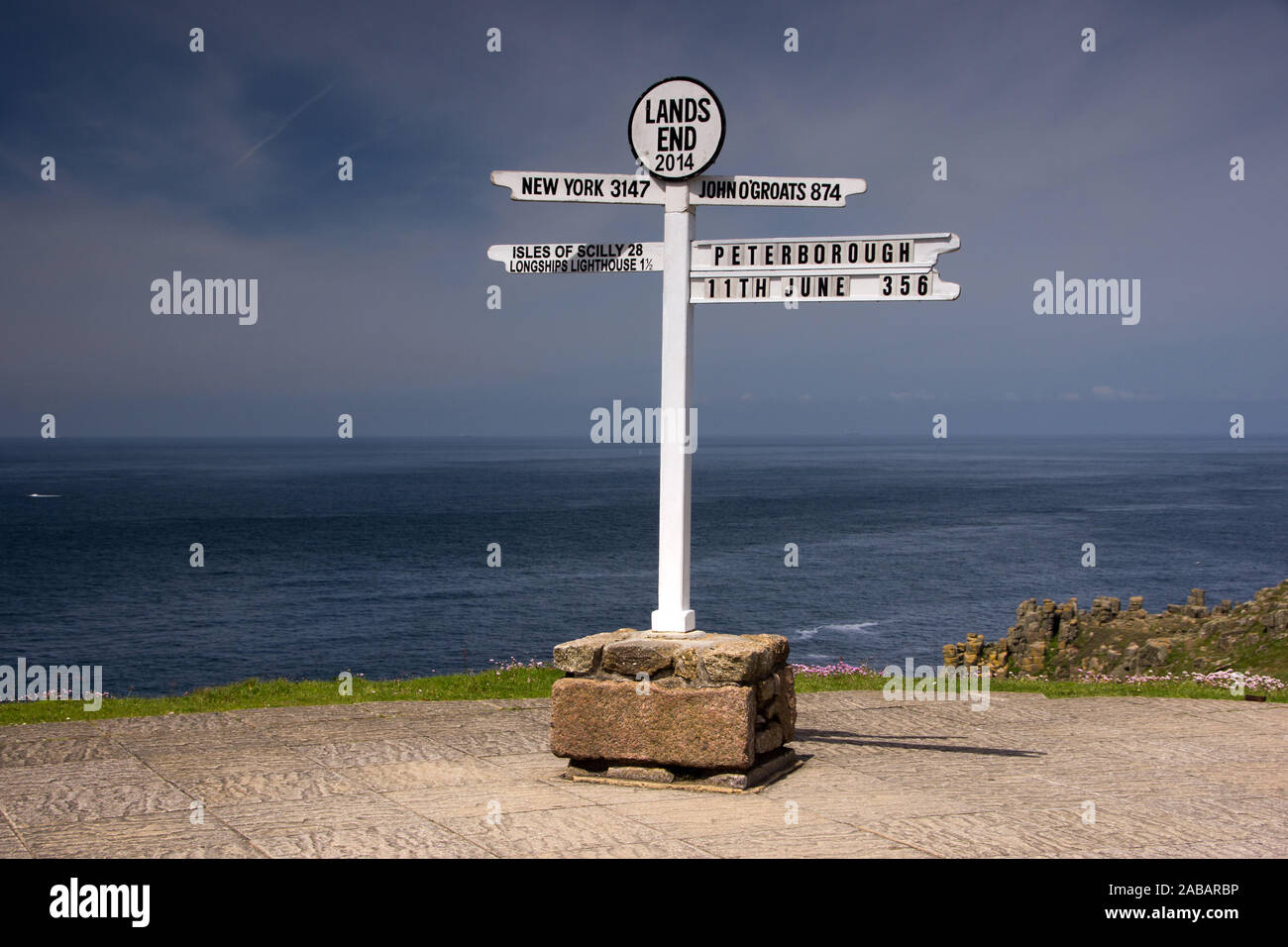 Hinweisschild am Lands End in Cornwall, England Stock Photo