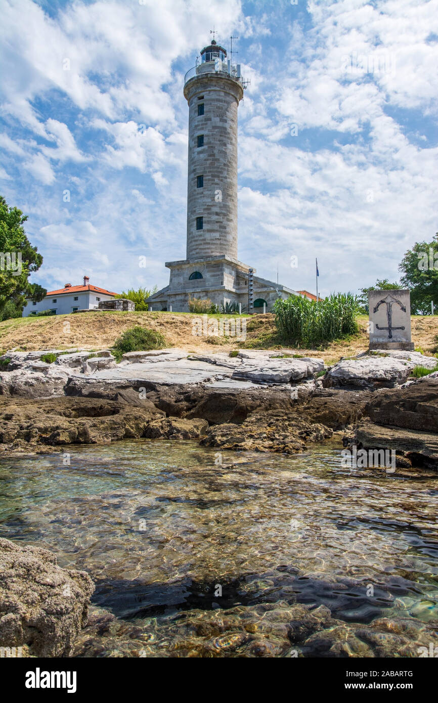 Savudrija ist ein kleiner Badeort in Kroatien an der Nordwestspitze der Halbinsel Istrien. Wahrzeichen des Ortes ist der Leuchtturm, der älteste und n Stock Photo