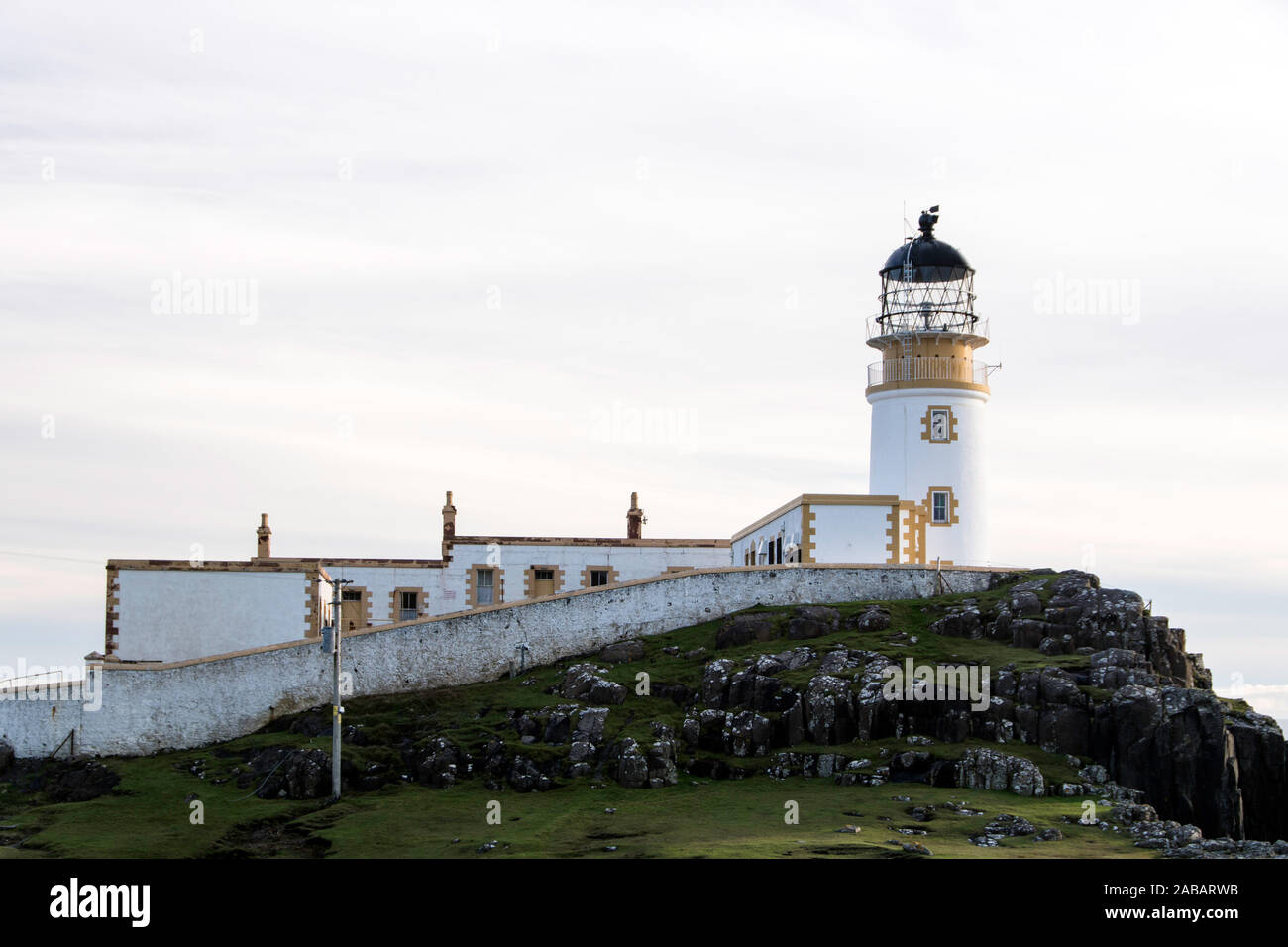 Neist Point ist eine kleine Halbinsel auf der schottischen Insel Skye und markiert mit ihrem Leuchtturm den westlichsten Punkt der Insel. Stock Photo